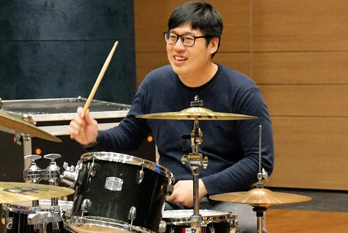 Chua Chun Leng demonstrating drumming techniques